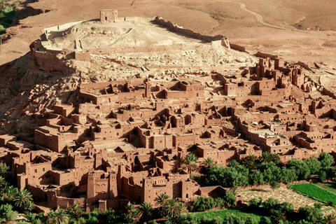 Luftaufnahme des Ksar Aït Ben Haddou mit seinem Palmenhain