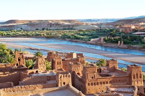 Lehmtürme von Aït Ben Haddou über dem Flussbett und den Palmen