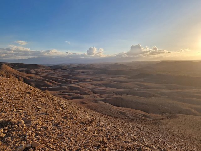 Steinhügel der Agafay-Wüste bei Sonnenuntergang