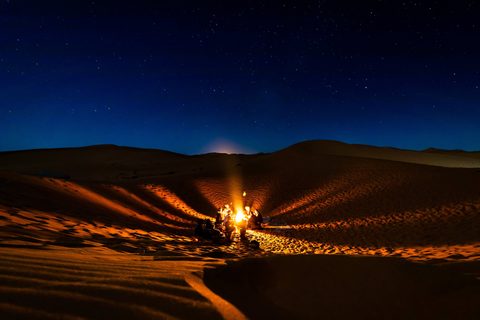 Gruppe am Lagerfeuer in den Dünen unter Sternenhimmel