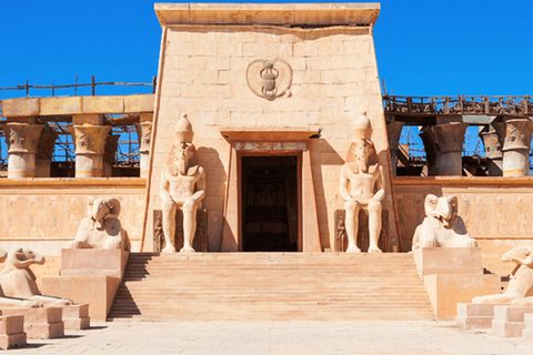 Eingang einer Filmkulisse im ägyptischen Stil in den Filmstudios von Ouarzazate