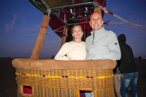 Passagiers in de rieten mand op de startplaats voor zonsopgang