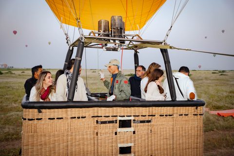 The pilot briefing passengers in the basket before take-off