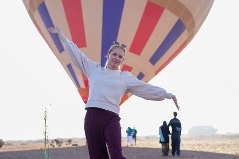 Aufgeblasener Heißluftballon auf dem Startfeld bei Marrakesch