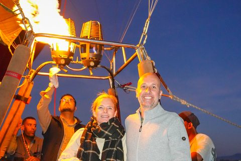 Passagiere im Korb mit brennender Brennerflamme vor dem Start