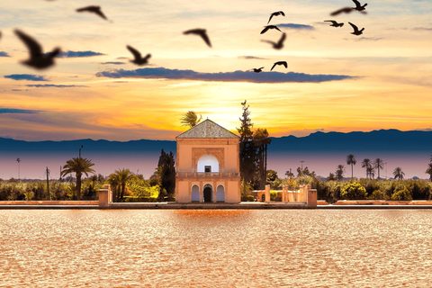 Het paviljoen van de Menara-tuinen en het bassin bij zonsondergang in Marrakech
