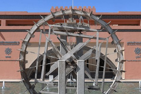 Groot houten waterrad voor een museum in Marrakech