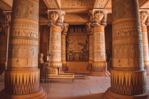 Saal mit bemalten Säulen im ägyptischen Stil in den Filmstudios bei Ouarzazate