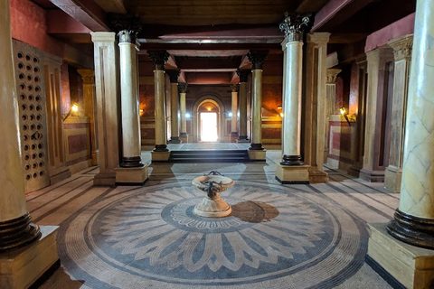 Säulenhalle mit Mosaikboden an einem Filmset bei Ouarzazate